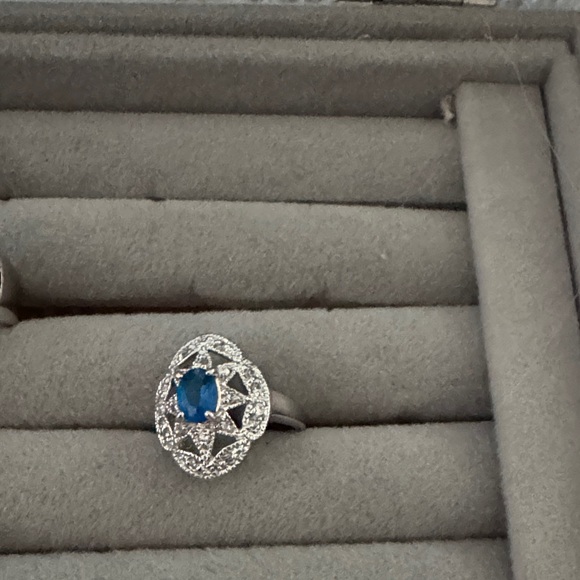The Unbranded Brand Jewelry - Vintage Elegant Silver and Blue Gemstone Ring